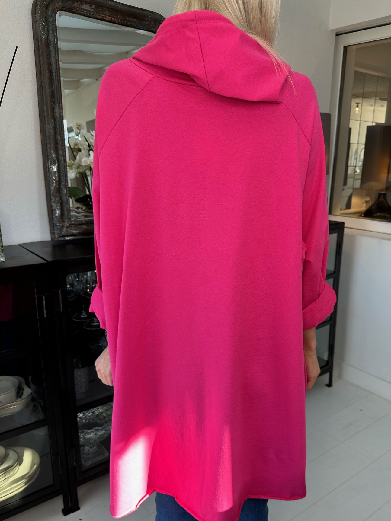 Cecilia - Sweatshirtklänning med luva och guldigt vogue-tryck